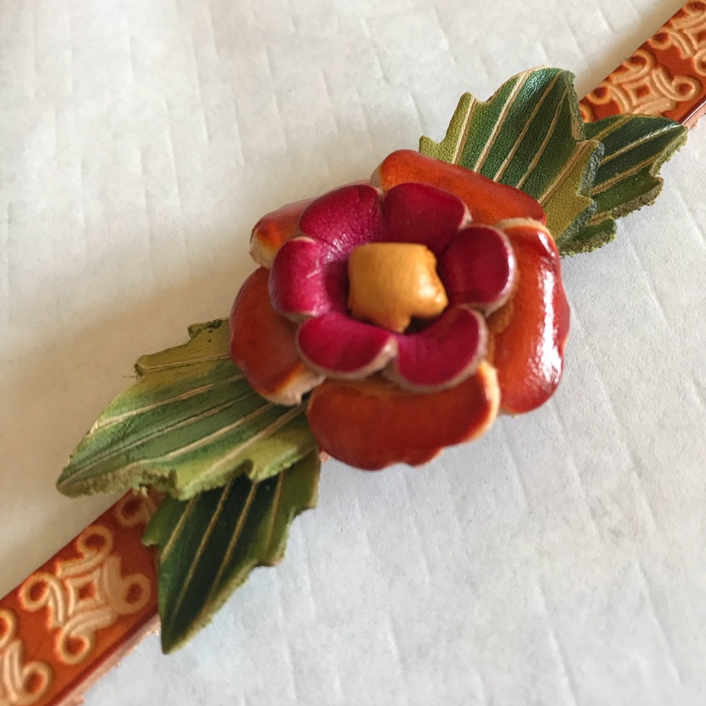 🌺Handmade leather floral bracelet!